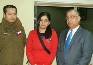 Gobernador con hermana de desaparecido en el paine junio 2015.1